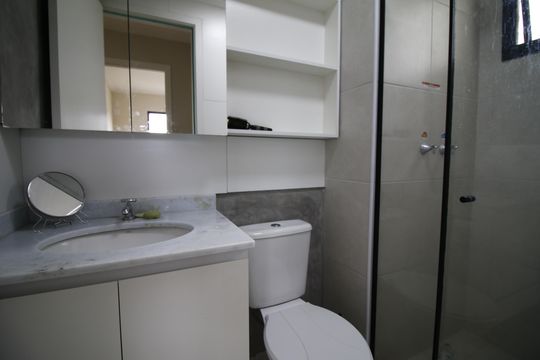 Banheiro de apartamento para alugar com 2 quartos, 47m² em Barra Olímpica, Rio de Janeiro