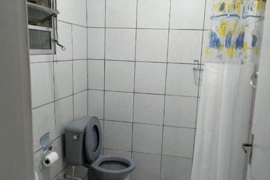 Banheiro de casa de condomínio para alugar com 1 quarto, 65m² em Vila Tupi, Praia Grande