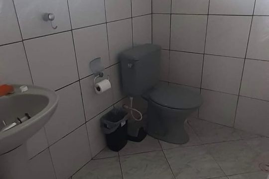 Banheiro de casa de condomínio para alugar com 1 quarto, 65m² em Vila Tupi, Praia Grande