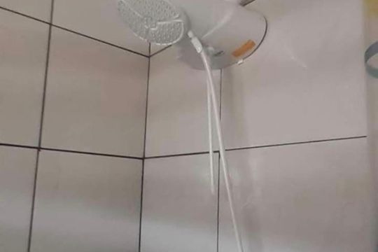 Banheiro de casa de condomínio para alugar com 1 quarto, 65m² em Vila Tupi, Praia Grande