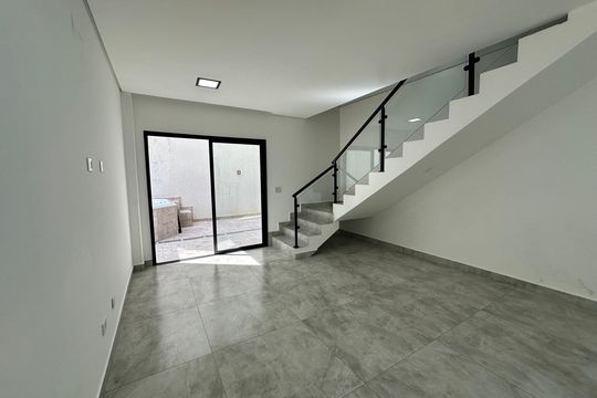 Sala de casa de condomínio à venda com 3 quartos, 178m² em Villas do Jaguari, Santana de Parnaíba