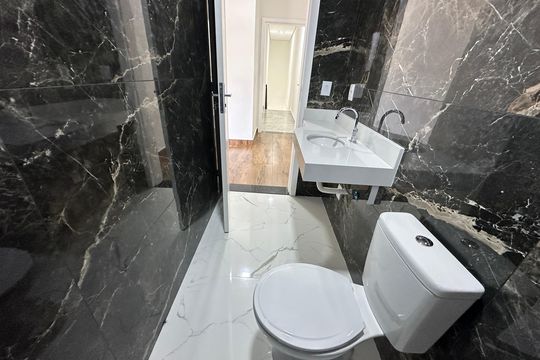 Banheiro da Suíte 1 de casa de condomínio à venda com 3 quartos, 178m² em Villas do Jaguari, Santana de Parnaíba