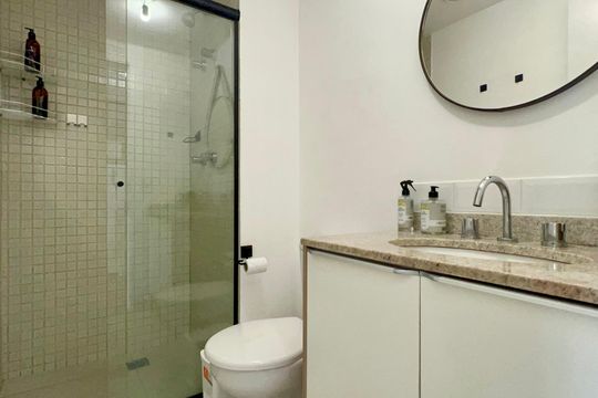Banheiro de kitnet/studio para alugar com 1 quarto, 27m² em Pinheiros, São Paulo