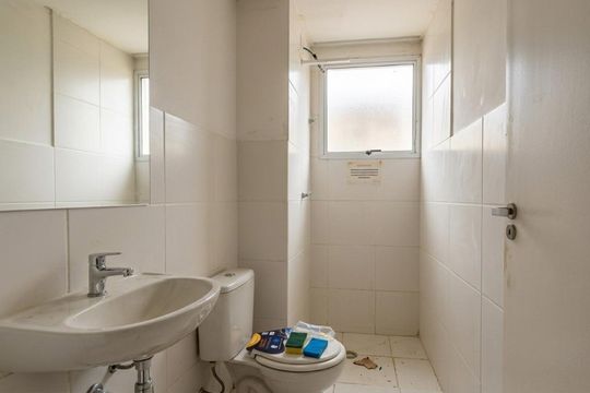 Banheiro de apartamento para alugar com 2 quartos, 45m² em Jardim Betânia, Cachoeirinha