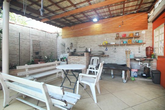 Casa à venda com 4 quartos, 271m² em Jardim Petropolis, São Paulo