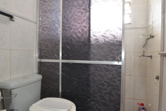 Banheiro de apartamento para alugar com 2 quartos, 65m² em Marechal Hermes, Rio de Janeiro