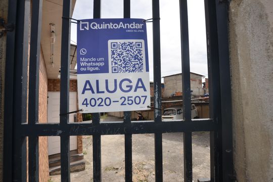 Placa instalada de apartamento para alugar com 2 quartos, 65m² em Marechal Hermes, Rio de Janeiro