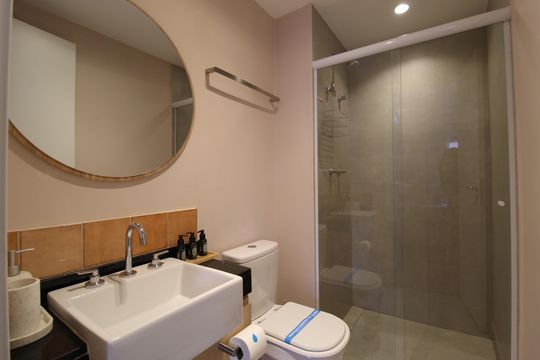 Banheiro de kitnet/studio à venda com 1 quarto, 27m² em Indianópolis, São Paulo