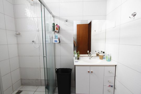 Banheiro Social de apartamento à venda com 3 quartos, 90m² em Barroca, Belo Horizonte