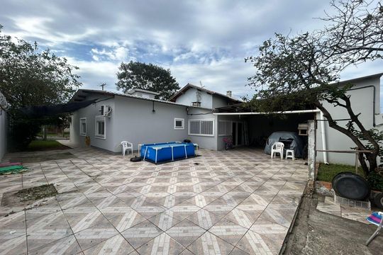 Área externa de casa à venda com 4 quartos, 132m² em Harmonia, Canoas
