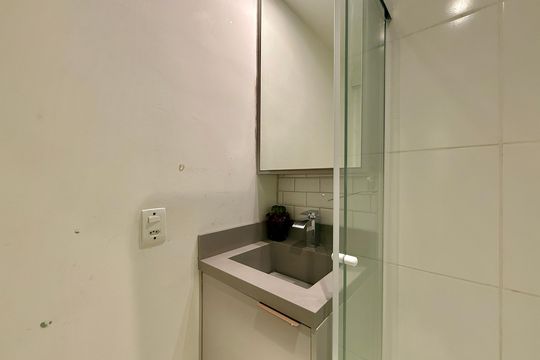 Banheiro  de apartamento à venda com 1 quarto, 18m² em Jardim Aeroporto, São Paulo