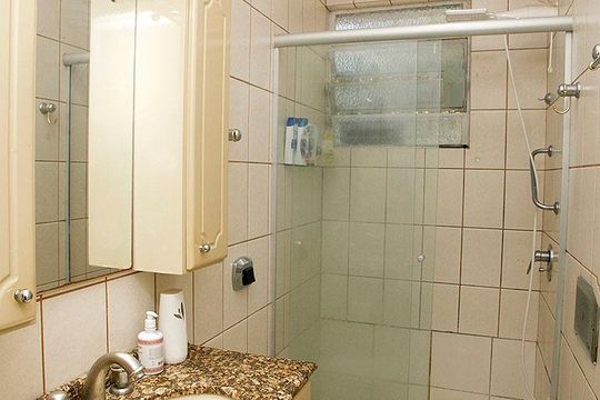 Banheiro de apartamento à venda com 1 quarto, 41m² em Menino Deus, Porto Alegre