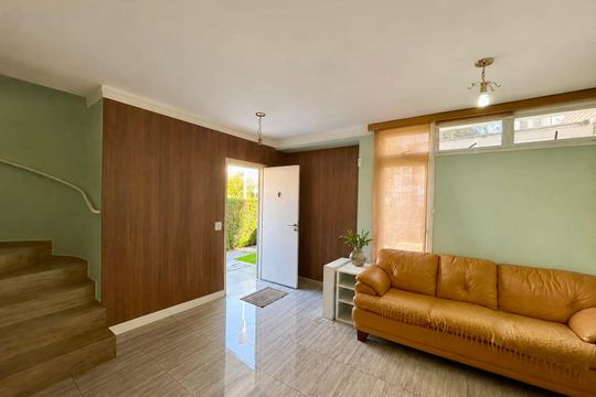 Sala de casa para alugar com 2 quartos, 110m² em Chácara Pavoeiro, Cotia