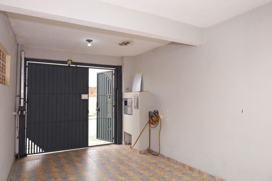 Garagem de casa à venda com 2 quartos, 200m² em Vila Campanela, São Paulo