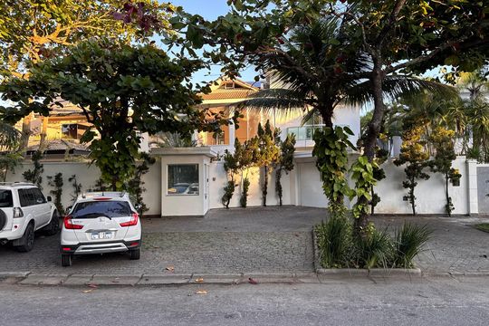Fachada de casa de condomínio para alugar com 5 quartos, 1030m² em Barra da Tijuca, Rio de Janeiro