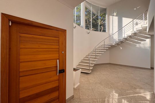 Sala de casa de condomínio para alugar com 5 quartos, 1030m² em Barra da Tijuca, Rio de Janeiro