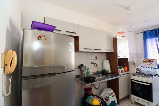 Cozinha de apartamento para alugar com 2 quartos, 44m² em Jardim das Margaridas, Salvador