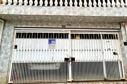 Placa instalada na fachada do imóvel  de casa para alugar com 1 quarto, 60m² em Parque Continental I, Guarulhos