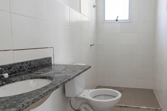 Banheiro de apartamento para alugar com 3 quartos, 64m² em Palmeiras, Belo Horizonte