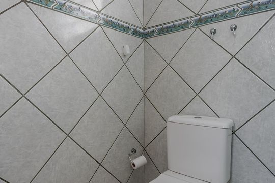 Banheiro de apartamento à venda com 1 quarto, 46m² em Passo D’areia, Porto Alegre