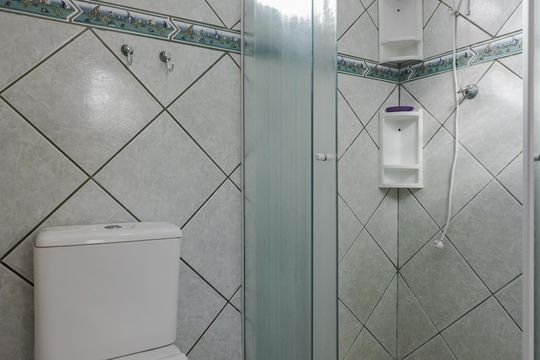 Banheiro de apartamento à venda com 1 quarto, 46m² em Passo D’areia, Porto Alegre