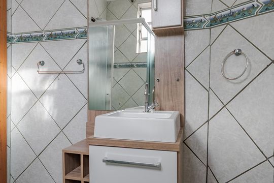 Banheiro de apartamento à venda com 1 quarto, 46m² em Passo D’areia, Porto Alegre