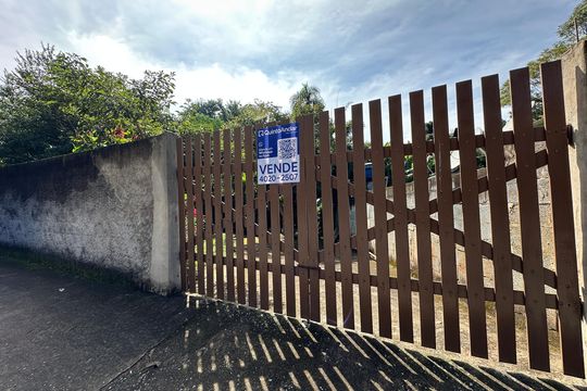 Fachada de casa à venda com 2 quartos, 121m² em Jardim Bandeirantes, Barueri