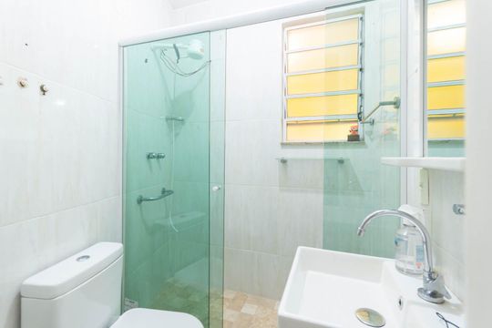 Banheiro de serviço de casa à venda com 3 quartos, 160m² em Tijuca, Rio de Janeiro