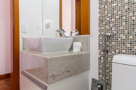 Banheiro da Suíte de casa de condomínio para alugar com 4 quartos, 415m² em Parque Sinai, Santana de Parnaíba