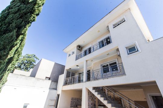 Fachada de casa de condomínio para alugar com 4 quartos, 415m² em Parque Sinai, Santana de Parnaíba