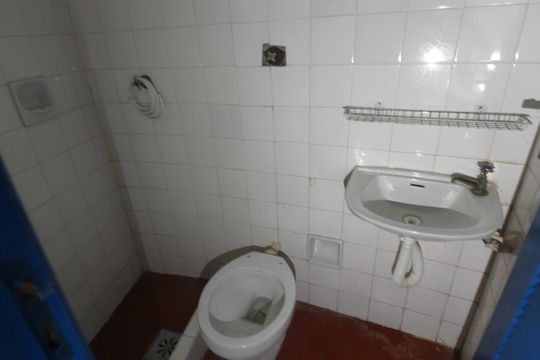Banheiro de serviço de casa de condomínio para alugar com 2 quartos, 60m² em Praia do Siqueira, Cabo Frio