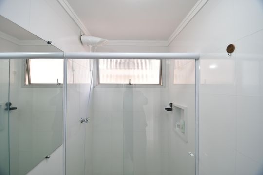 Banheiro de apartamento à venda com 1 quarto, 50m² em Cambuí, Campinas