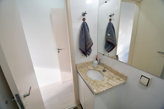 Banheiro de apartamento à venda com 1 quarto, 50m² em Cambuí, Campinas