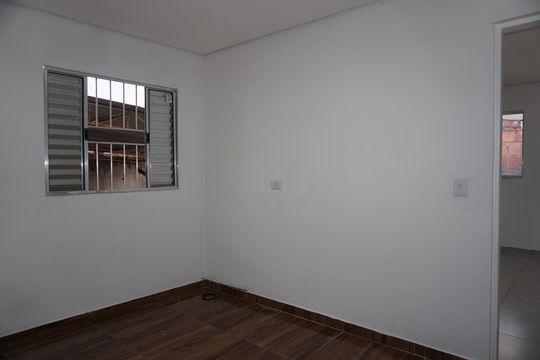 Quarto de casa para alugar com 1 quarto, 29m² em Jardim Santo Eduardo, Embu das Artes