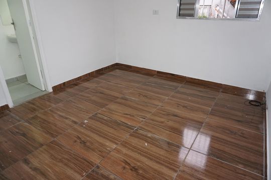 Quarto de casa para alugar com 1 quarto, 29m² em Jardim Santo Eduardo, Embu das Artes