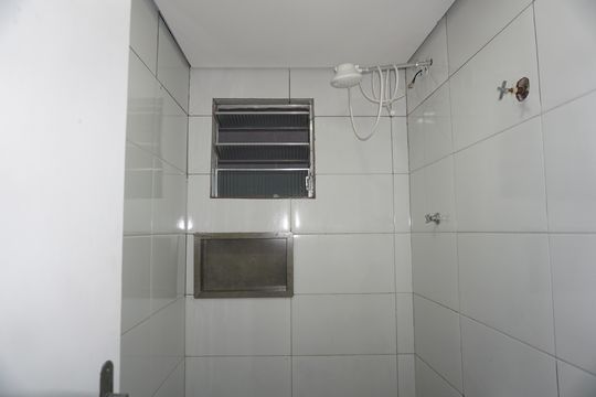Banheiro de casa para alugar com 1 quarto, 35m² em Jardim Santo Eduardo, Embu das Artes