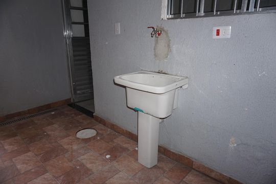 Lavanderia de casa para alugar com 1 quarto, 35m² em Jardim Santo Eduardo, Embu das Artes