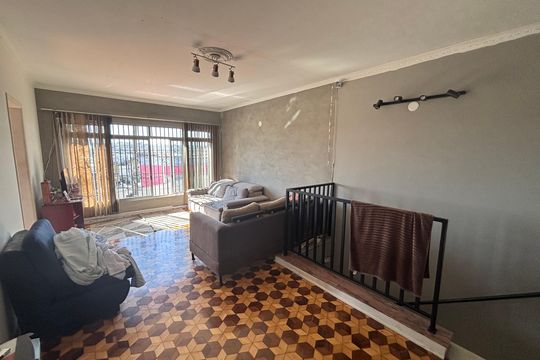 Casa à venda com 6 quartos, 250m² em Jardim Eliane, São Paulo