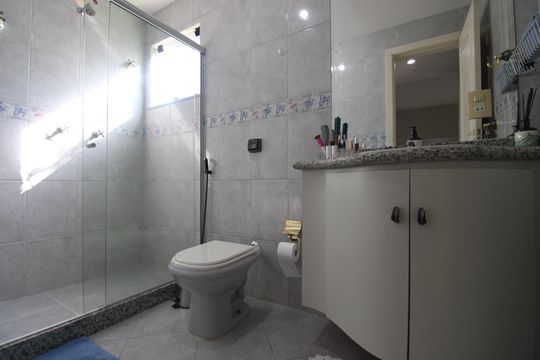 Banheiro social de casa de condomínio à venda com 3 quartos, 144m² em Anil, Rio de Janeiro