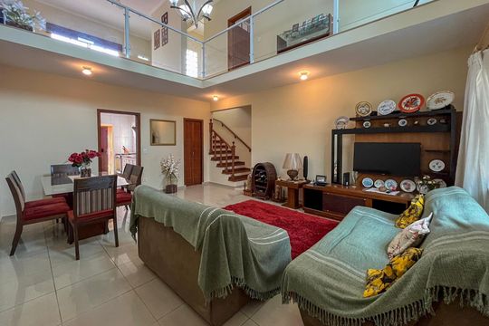 Casa à venda com 3 quartos, 300m² em Jardim Maria Estela, São Paulo