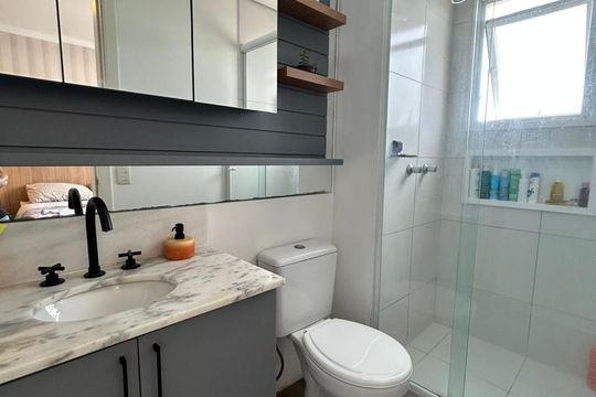 Banheiro social de apartamento para alugar com 3 quartos, 70m² em Jardim Sabará, Porto Alegre