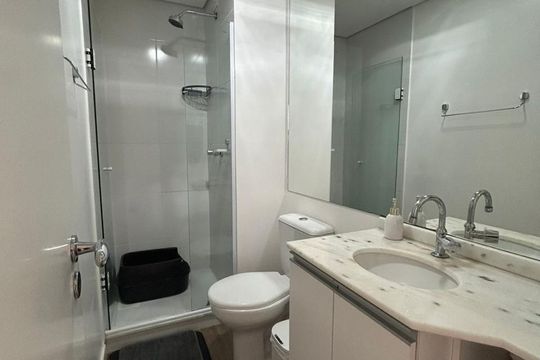 Banheiro da suíte de apartamento para alugar com 3 quartos, 70m² em Jardim Sabará, Porto Alegre