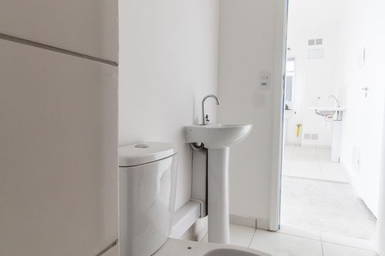 Banheiro de apartamento para alugar com 2 quartos, 41m² em Vila Sul Americana, Carapicuíba