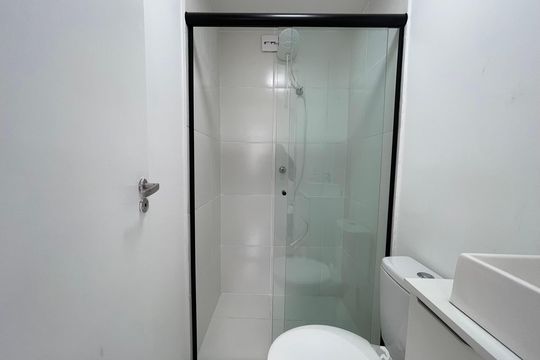 Banheiro de kitnet/studio para alugar com 1 quarto, 17m² em Ferreira, São Paulo