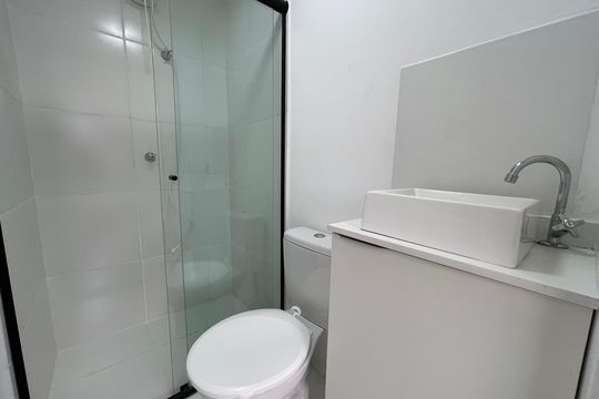 Banheiro de kitnet/studio para alugar com 1 quarto, 17m² em Ferreira, São Paulo