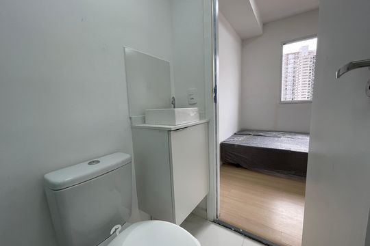 Banheiro de kitnet/studio para alugar com 1 quarto, 17m² em Ferreira, São Paulo