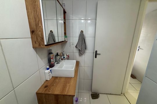 Banheiro de apartamento à venda com 2 quartos, 50m² em Vila Pierina, São Paulo