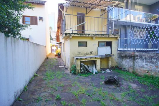 Fundos da Casa de casa à venda com 4 quartos, 160m² em São João, Porto Alegre