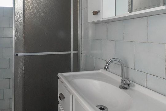 Banheiro de kitnet/studio à venda com 1 quarto, 32m² em Vila Ipiranga, Porto Alegre