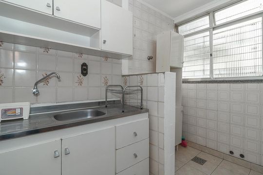 Cozinha e Área de Serviço de kitnet/studio à venda com 1 quarto, 32m² em Vila Ipiranga, Porto Alegre